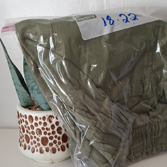 Old Navy Women's Cargo Shorts in Olive - Picture 2 of 8